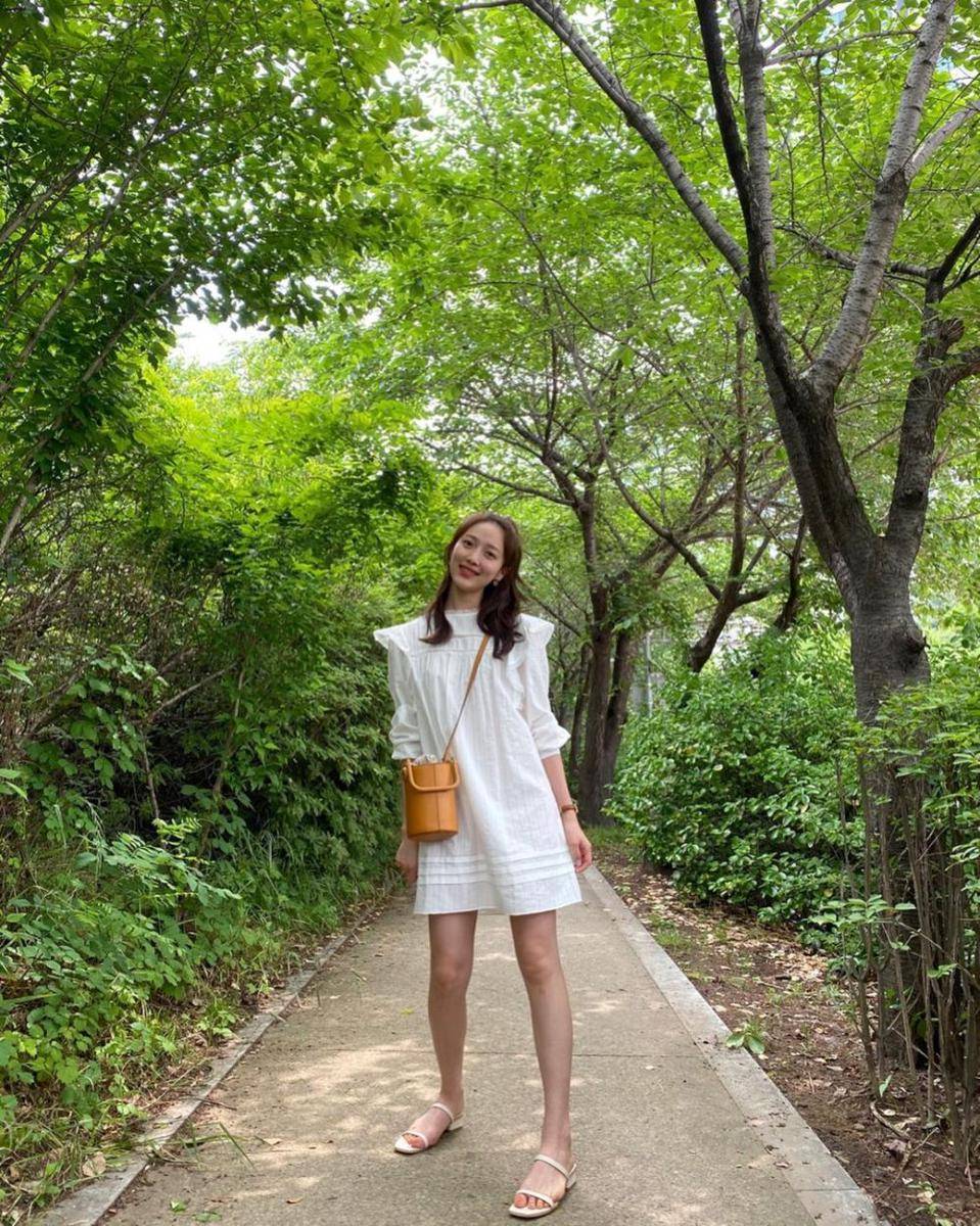 inspirasi summer dress ala aktris Korea, trendi abis (instagram.com/yjiinp)