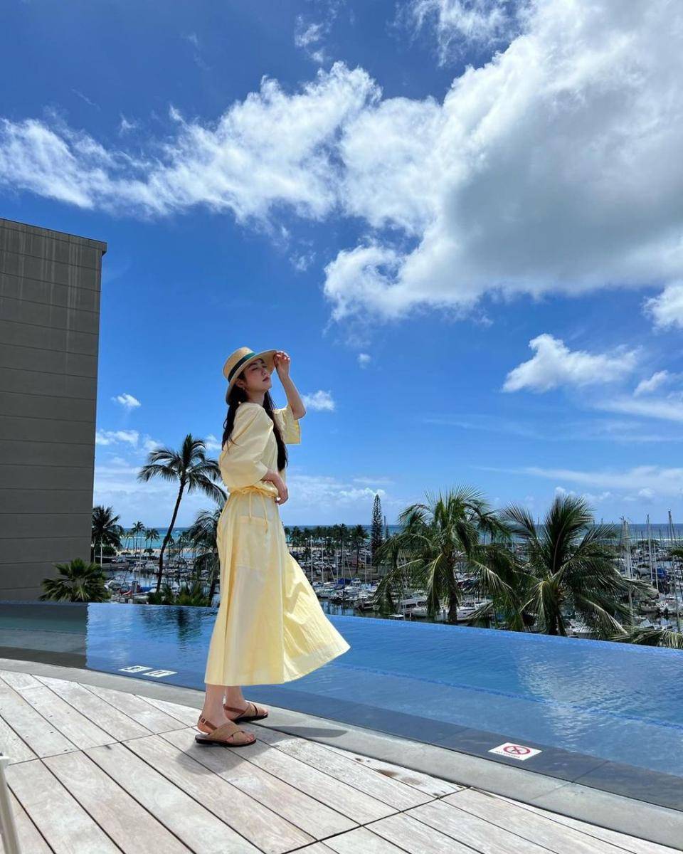 inspirasi summer dress ala aktris Korea, trendi abis (instagram.com/__shinyeeun)