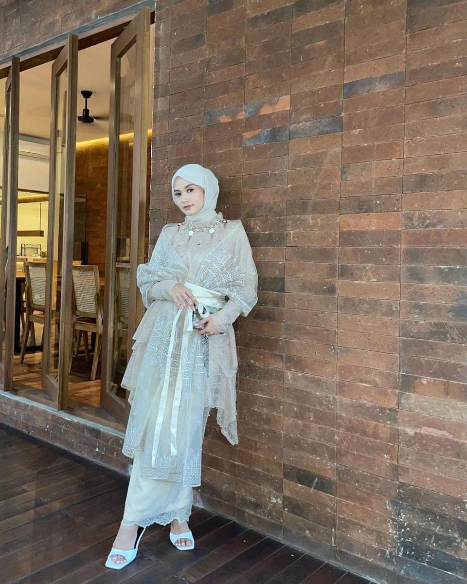 OOTD brokat soft. (insatgram.com/nadyabellaaa)
