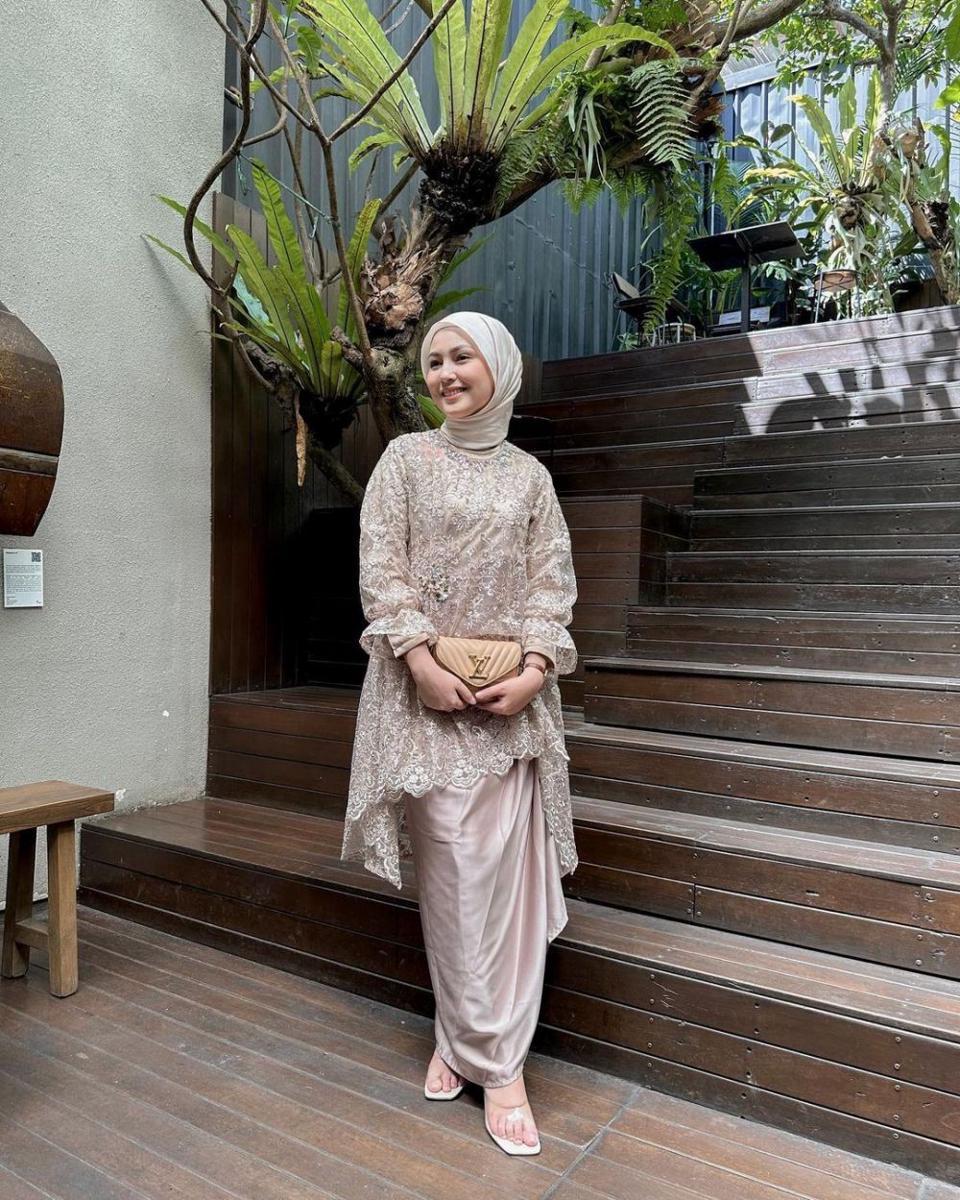 OOTD brokat soft. (instagram.com/nadineesakinah)