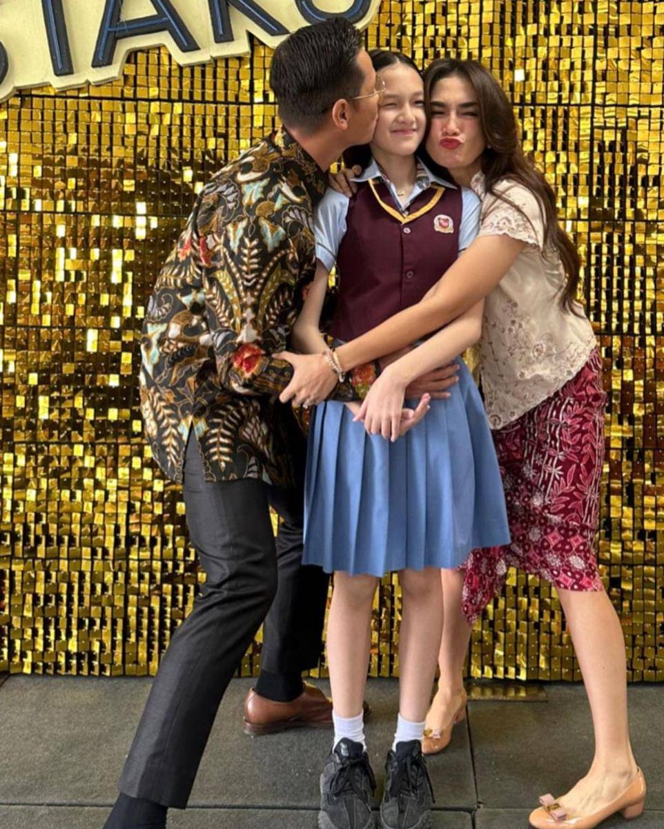 potret Ussy dan Andhika di kelulusan Amel, Elea dan Sheva (instagram.com/ussypratama)