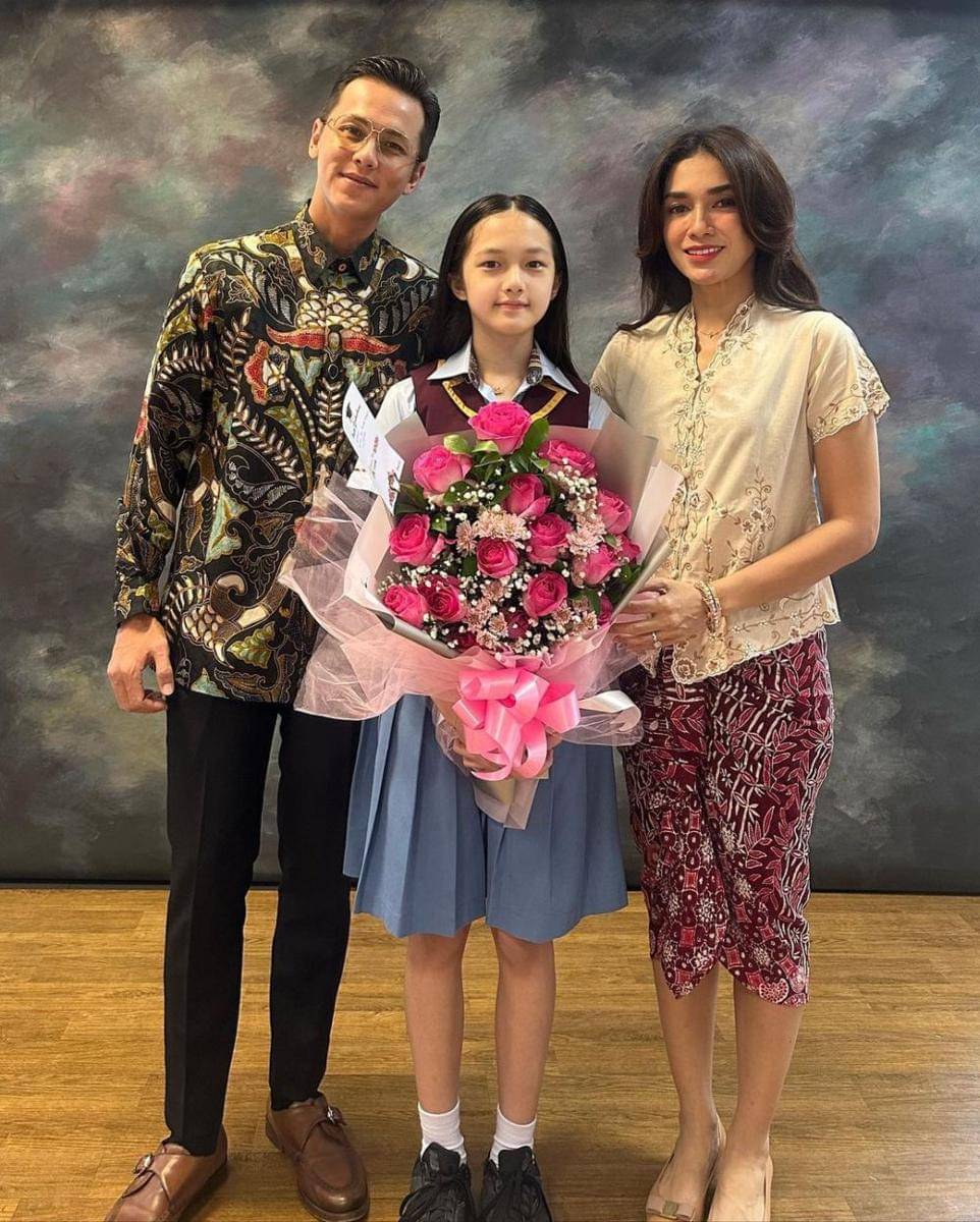 potret Ussy dan Andhika di kelulusan Amel, Elea dan Sheva (instagram.com/ussypratama)