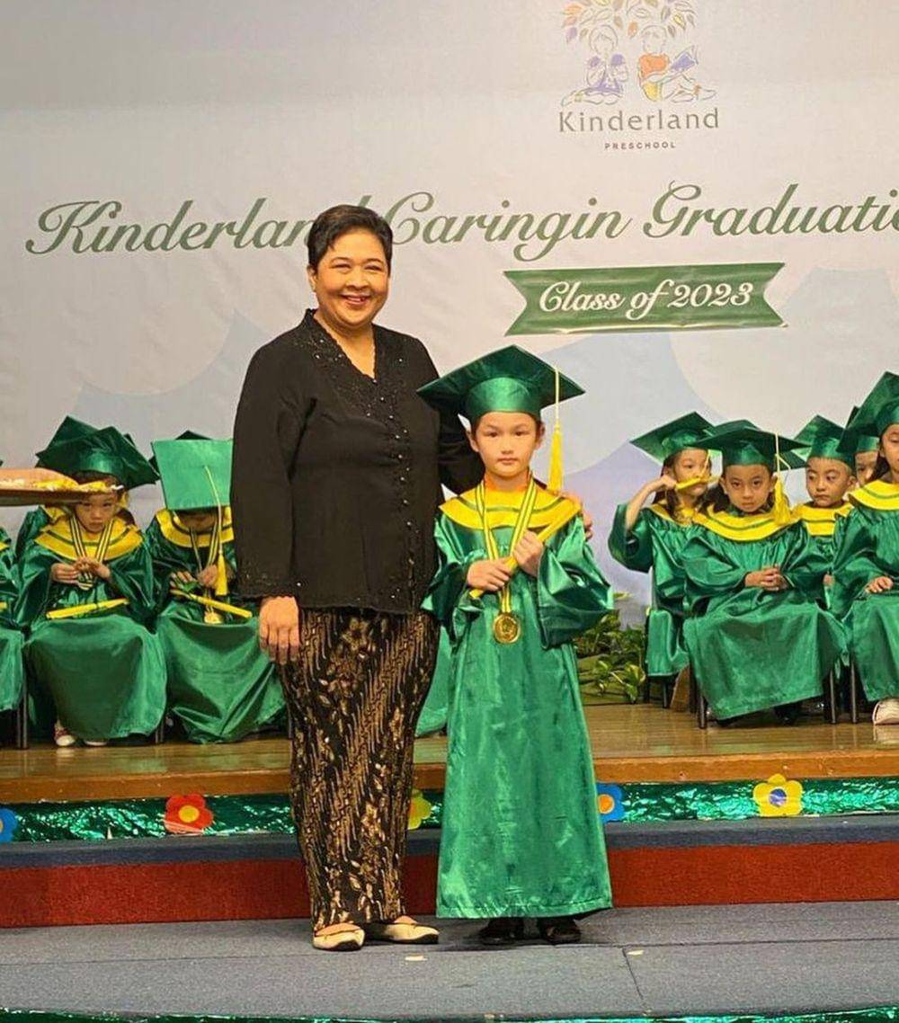 potret Ussy dan Andhika di kelulusan Amel, Elea dan Sheva (instagram.com/ussypratama)