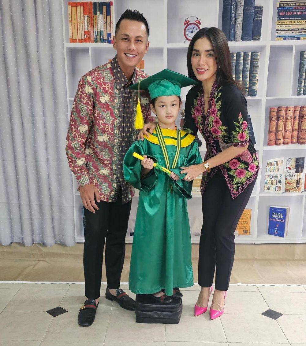 potret Ussy dan Andhika di kelulusan Amel, Elea dan Sheva (instagram.com/ussypratama)