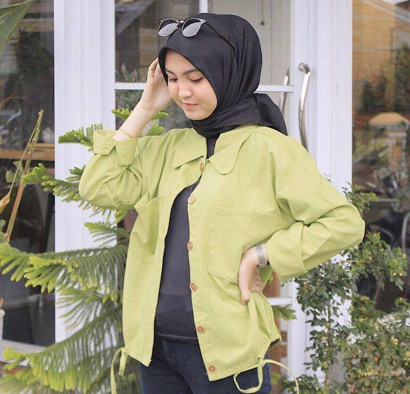 Salah satu pakaian thrift di Thrifted by LSC. (Instagram/thriftedbylsc)