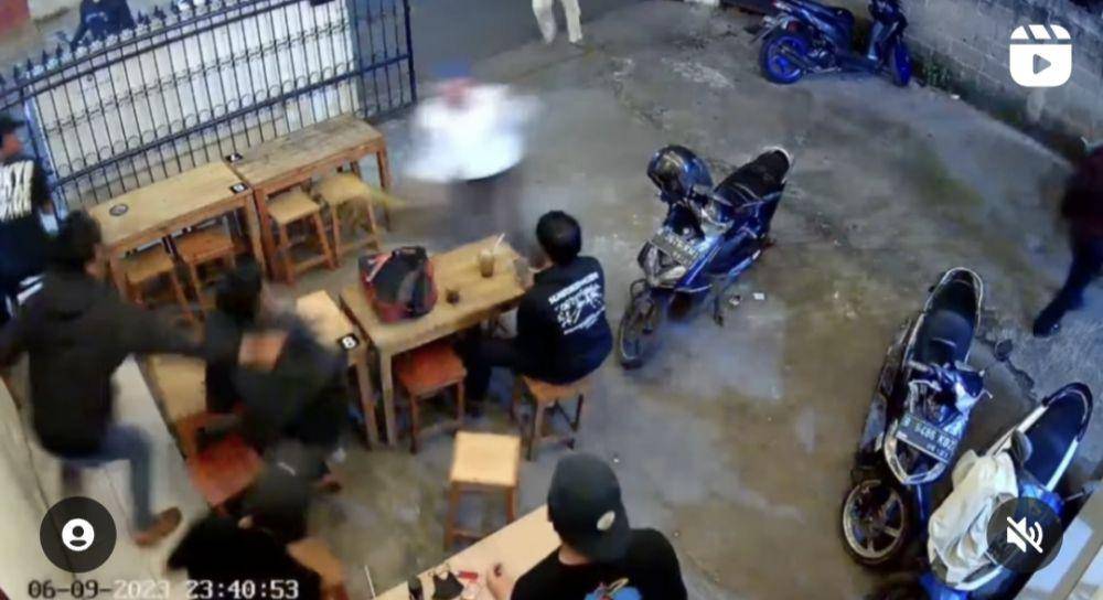 Tangkapan layar CCTV penyerangan di warkop Bekasi. (Istimewa)