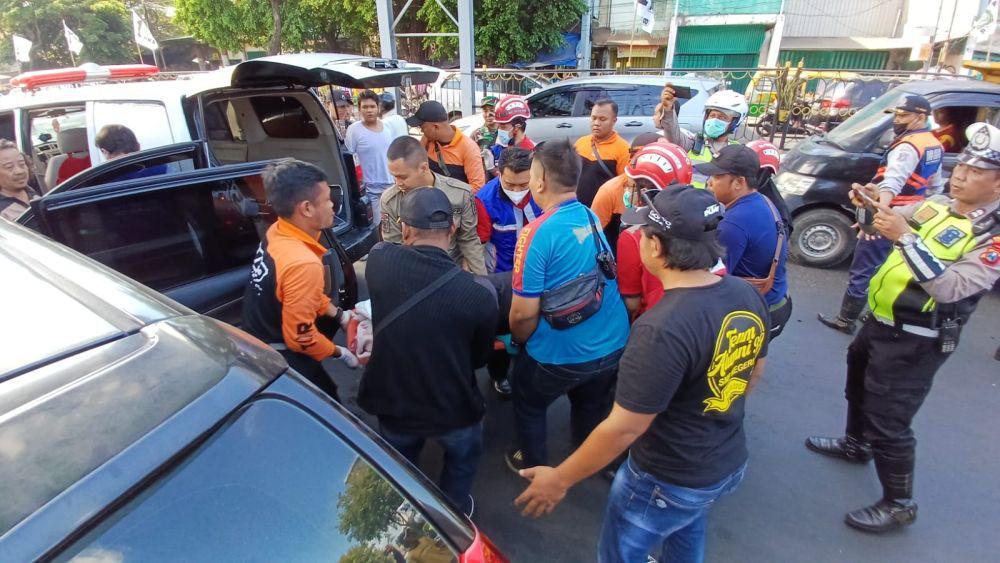 Mobil Tabrak Tiang JPO Wonokromo, 1 Orang Tewas