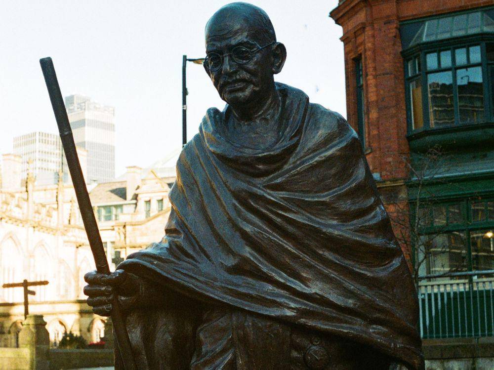 patung Mahatma Gandhi di Manchester, Inggris (unsplash.com/Jakob Cotton)