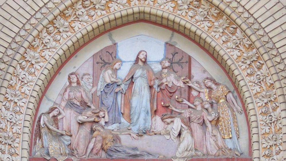 Relief Gereja Saint Elisabeth, gereja Neo-Gotik yang dibangun pada tahun 1900, di Lapangan Rózsák, Distrik VII Budapest. (commons.wikimedia.org/Globetrotter19)
