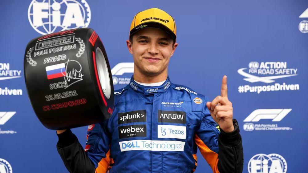 Lando Norris berselebrasi usai meraih pole position GP Rusia 2021. (formula1.com)