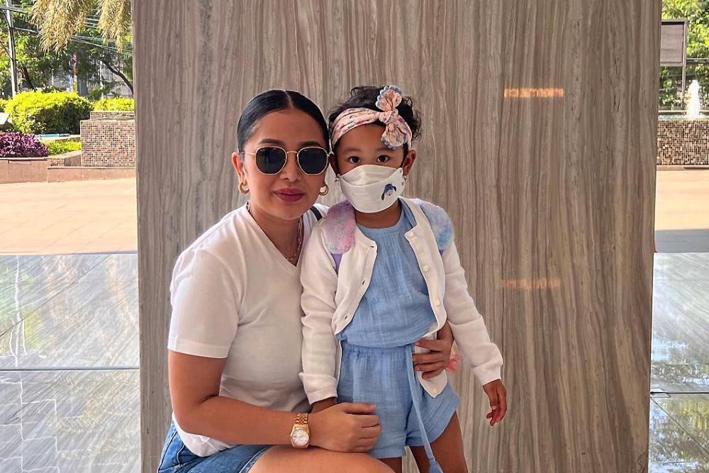 8 Potret Terbaru Mutia Ayu dan Gewa, Mulai Spill Sedikit Wajah Anak