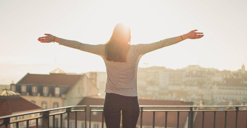 Perempuan yang merentangkan tangan (pexels.com/Julian Jagtenberg)