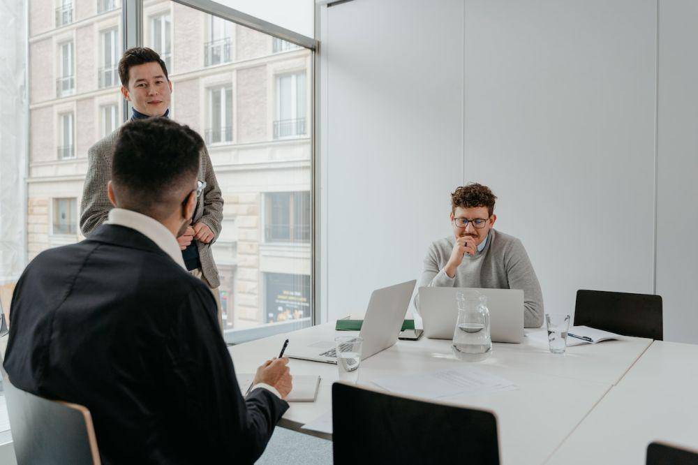 ilustrasi suasana di kantor (pexels.com/MART PRODUCTION)
