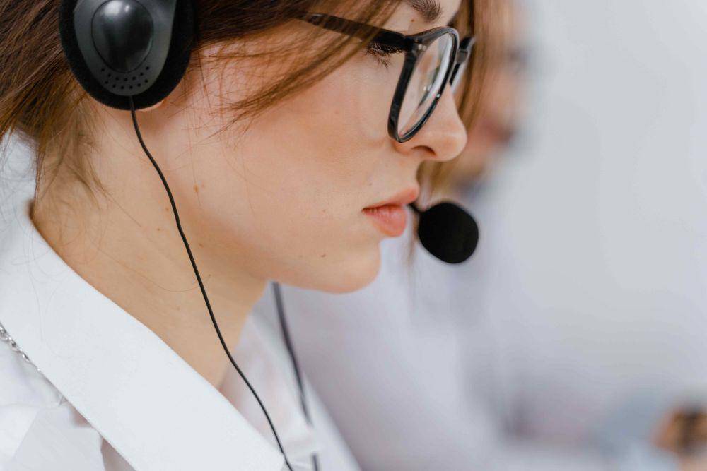 ilustrasi call center (pexels.com/mart production)
