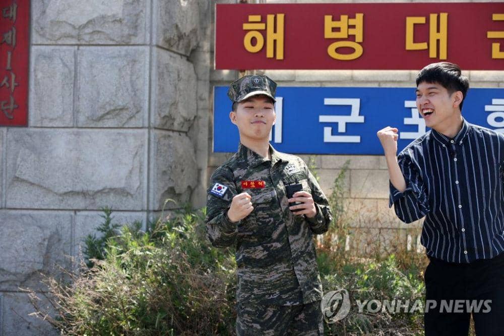 Potret Chan-Hyuk saat menjalankan wajib militer sebagai bagian dari Korps Marinir (dok.Yonhap News)