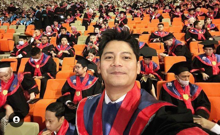 7 Potret Momen Wisuda Fiki Alman, Sah Bergelar Sarjana Hukum