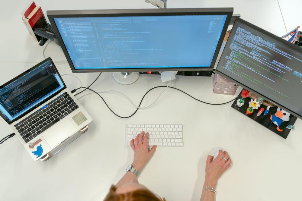 3 Penyebab Umum Layar Monitor Terlihat Menguning