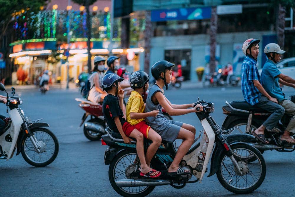 Ilustrasi riding motorcycle (unsplash.com/ Tron Le)