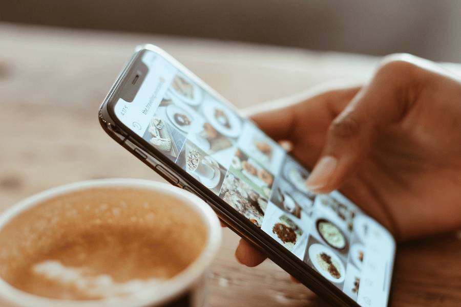 potret ilustrasi scrolling media sosial (pexels.com/Kerde Severin)