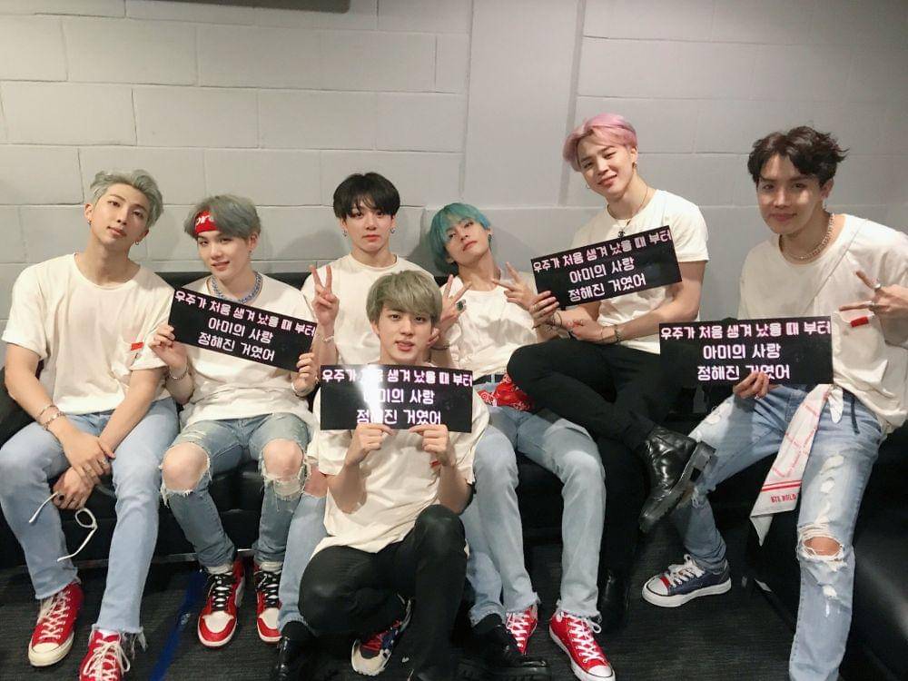 BTS (twitter.com/bts_bighit)