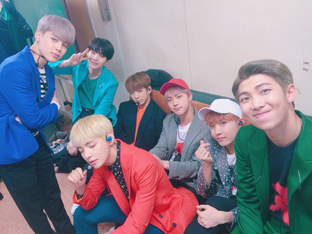 BTS (twitter.com/bts_bighit)