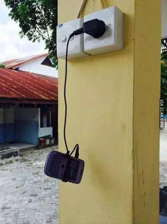 tingkah nyeleneh orang ngecas HP (1cak.com)