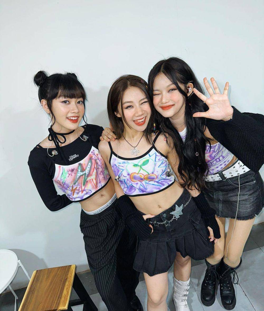 girl group PiXXiE (instagram.com/pixxie_official)