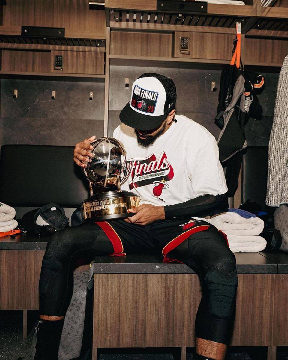 Gabe Vincent dengan trofi Eastern Conference. (instagram.com/iamgabevincent2)