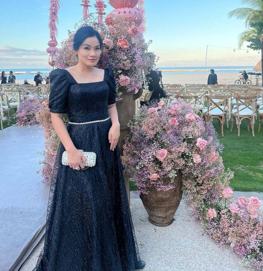momen Titi Kamal dan Christian Sugiono di pernikahan Adinia Wirasti (instagram.com/titi_kamall)