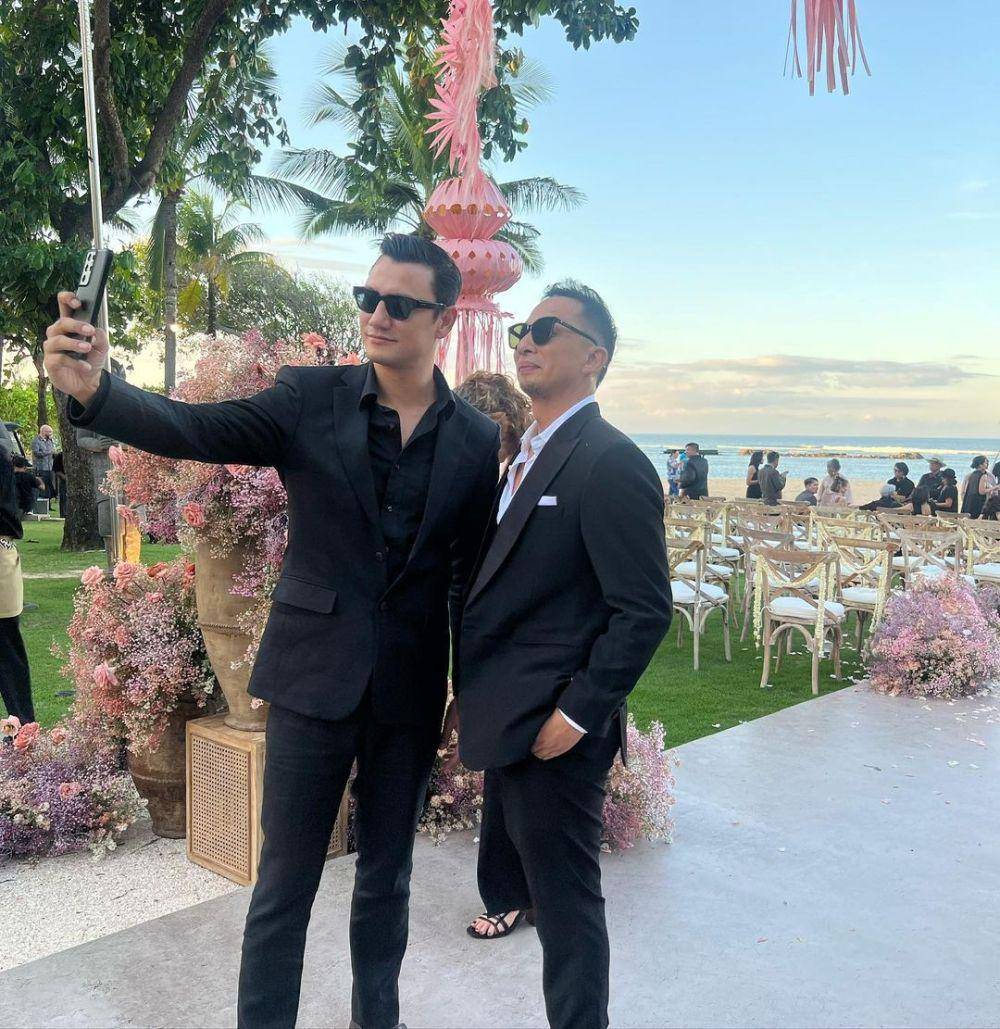 momen Titi Kamal dan Christian Sugiono di pernikahan Adinia Wirasti (instagram.com/titi_kamall)