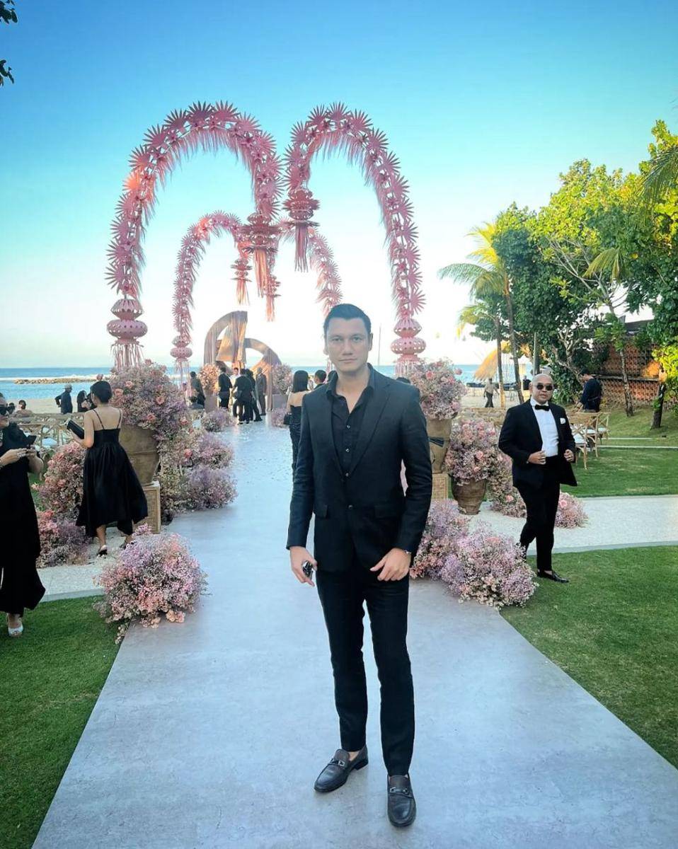 momen Titi Kamal dan Christian Sugiono di pernikahan Adinia Wirasti (instagram.com/csugiono)