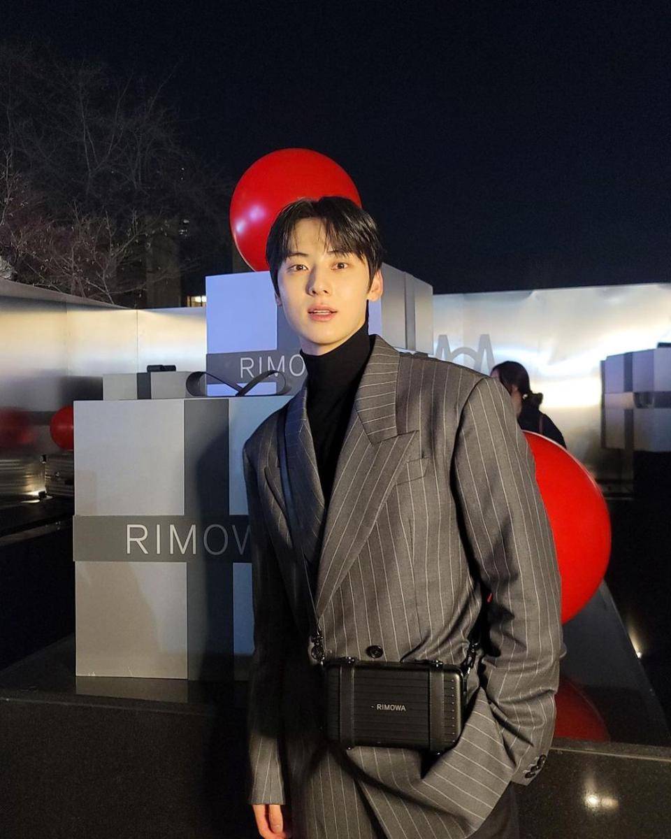 Ilustrasi foto Selfi Hwang Minhyun ( instagram.com / optimushwang )