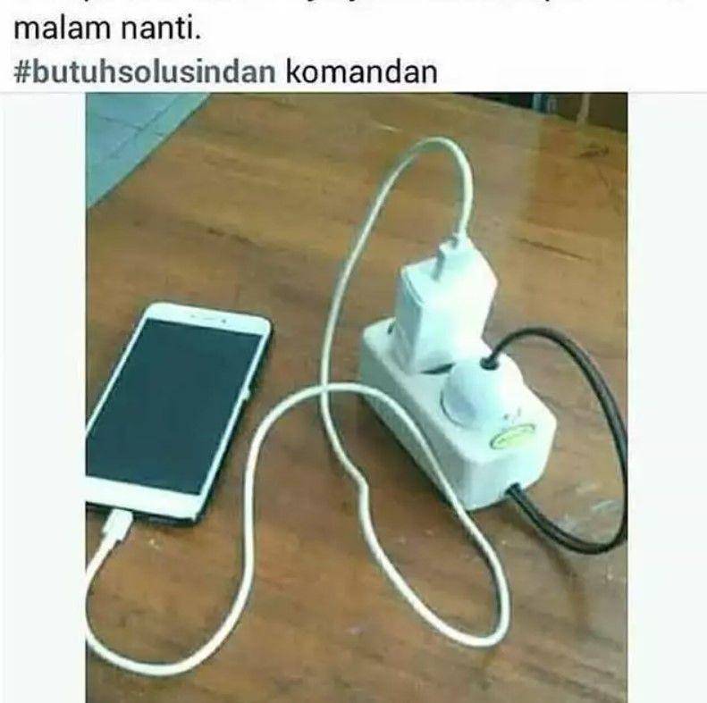 tingkah nyeleneh orang ngecas HP (1cak.com)