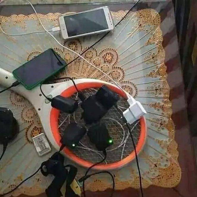 tingkah nyeleneh orang ngecas HP (1cak.com)