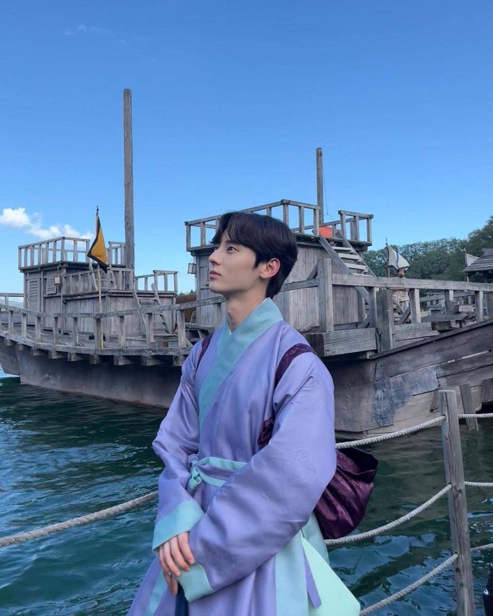Ilustrasi foto Hwang Minhyun ( instagram.com / optimushwang )