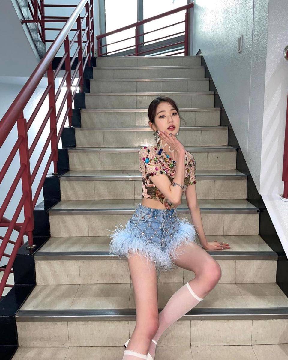 outfit Jang Wonyoung (instagram.com/for_everyoung10)