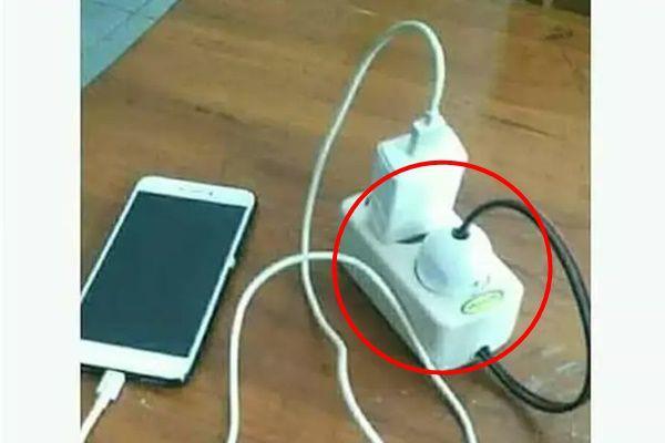 8 Tingkah Nyeleneh Orang Ngecas HP, Susah Dapetin Colokan