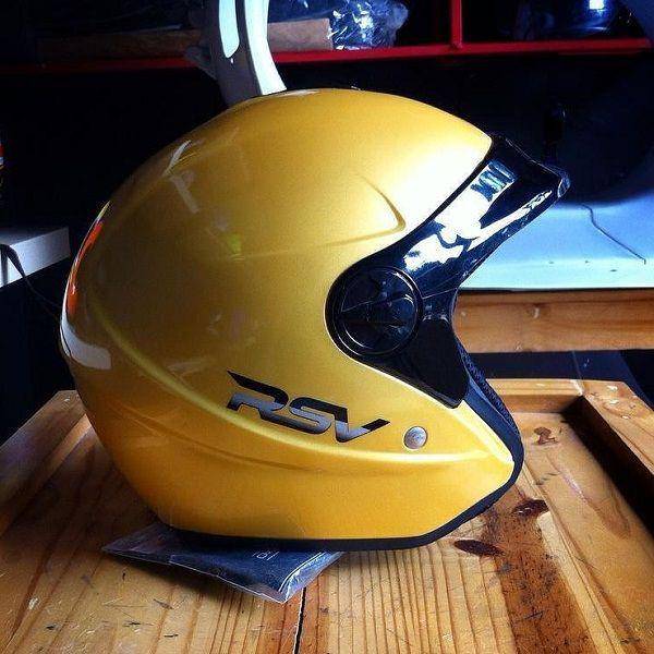 Helm half face RSV Super Color (Facebook/RSV Helmets)