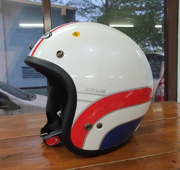 Helm half face Zeus ZS385C (Facebook/DuniaMotor.com)