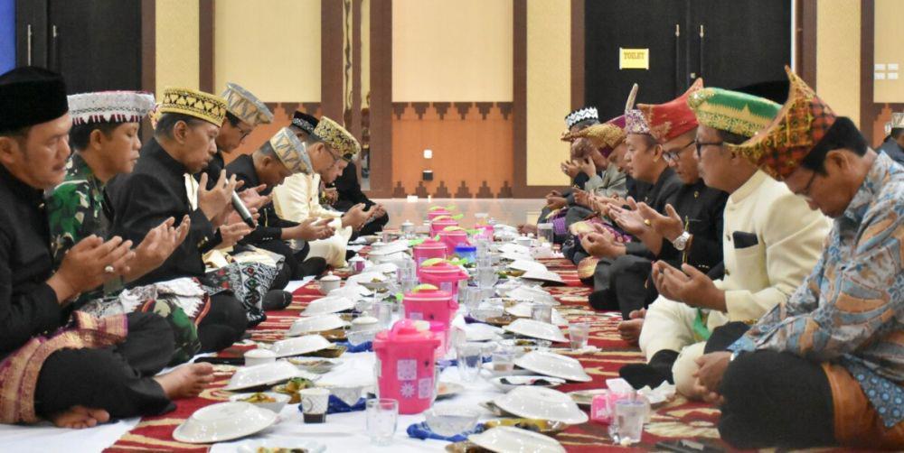 Mengenal Tradisi Lampung Cuwak Mengan, Diusung HUT Kota Metro 2023