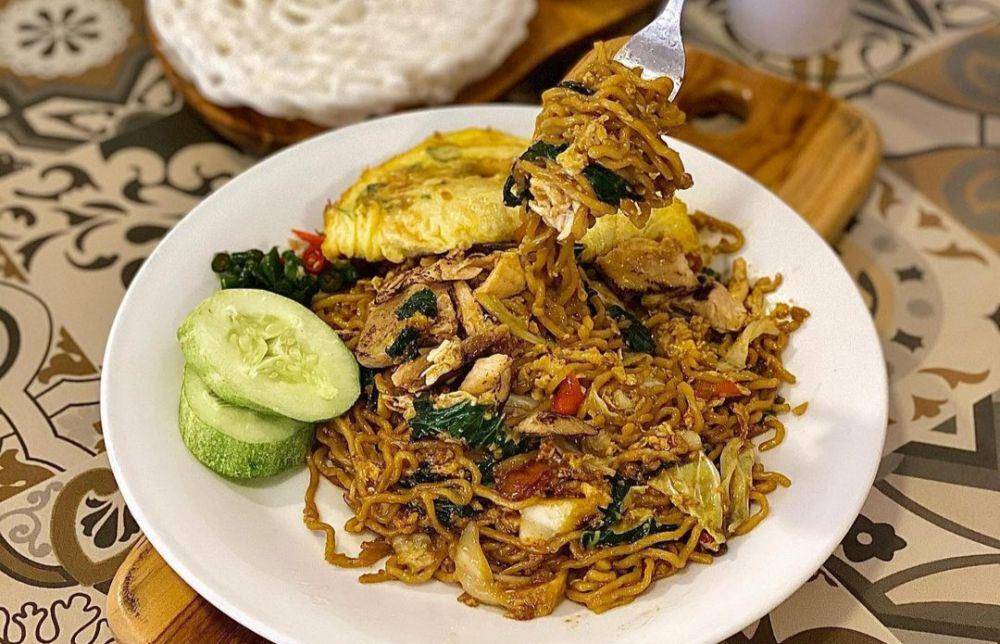 ilustrasi bakmi goreng Malaysia (instagram.com/sedjuk.bakmidankopi)