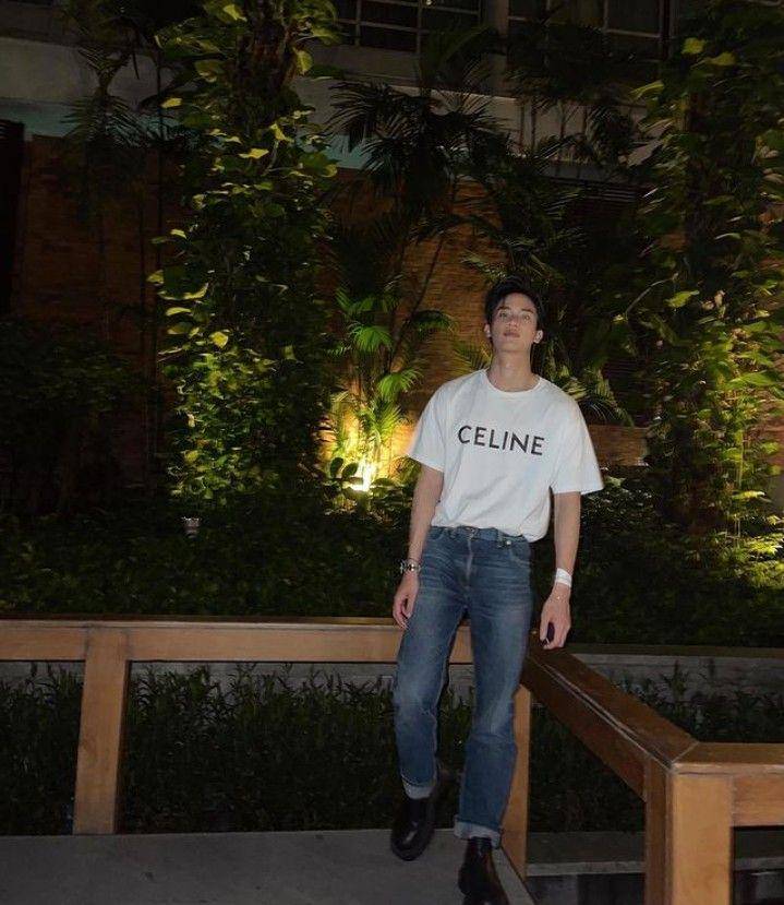 outfit straight jeans ala Tay Tawan (instagram.com/tawan_v)
