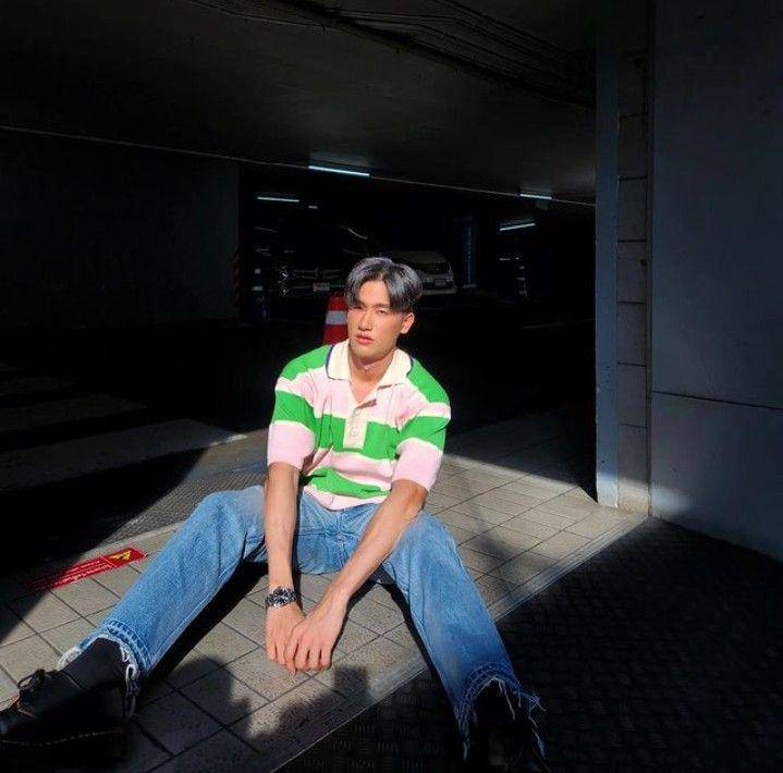 outfit straight jeans ala Tay Tawan (instagram.com/tawan_v)