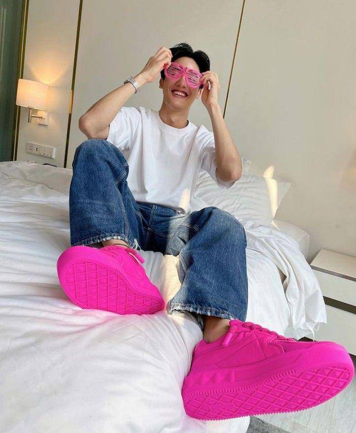 outfit straight jeans ala Tay Tawan (instagram.com/tawan_v)