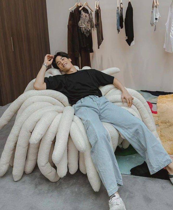 outfit straight jeans ala Tay Tawan (instagram.com/tawan_v)