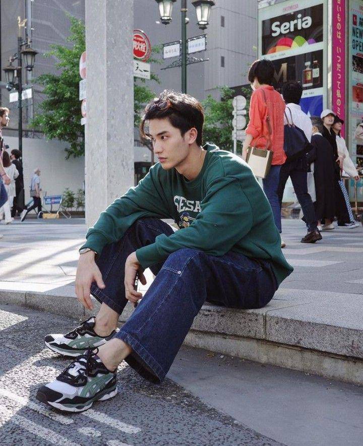 outfit straight jeans ala Tay Tawan (instagram.com/tawan_v)