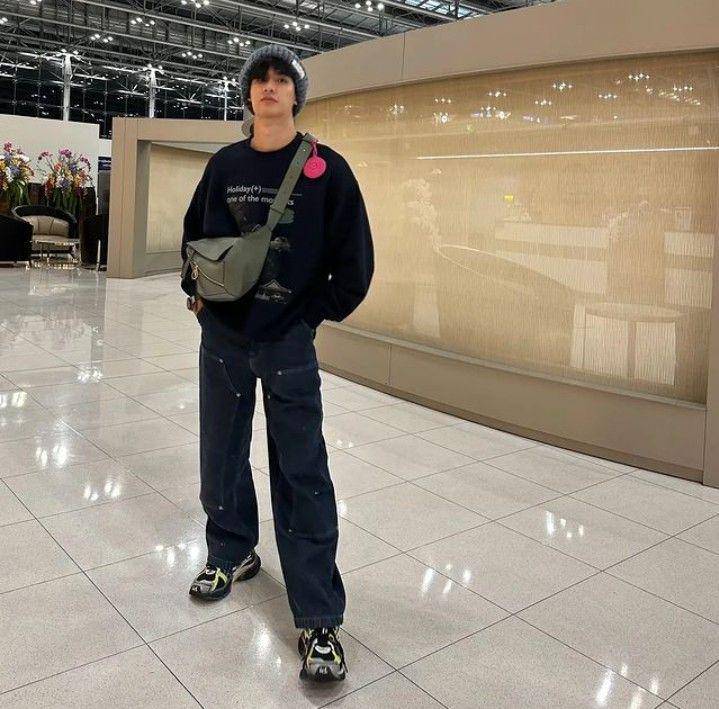 outfit straight jeans ala Tay Tawan (instagram.com/tawan_v)