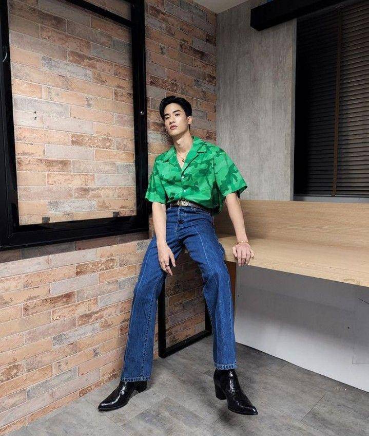 outfit straight jeans ala Tay Tawan (instagram.com/tawan_v)