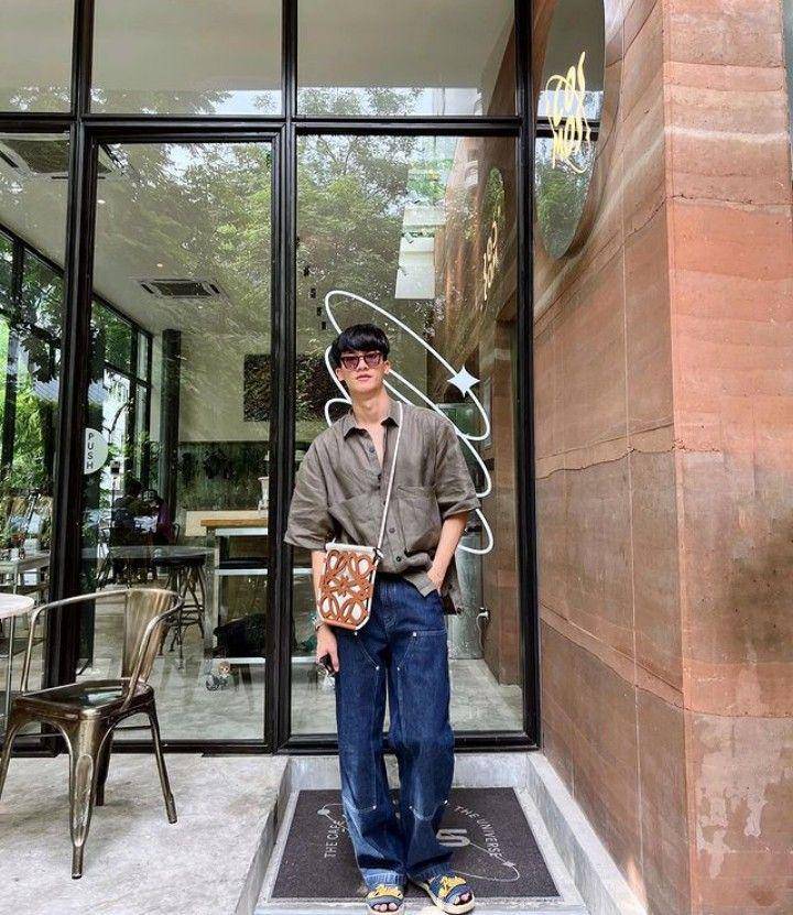 outfit straight jeans ala Tay Tawan (instagram.com/tawan_v)