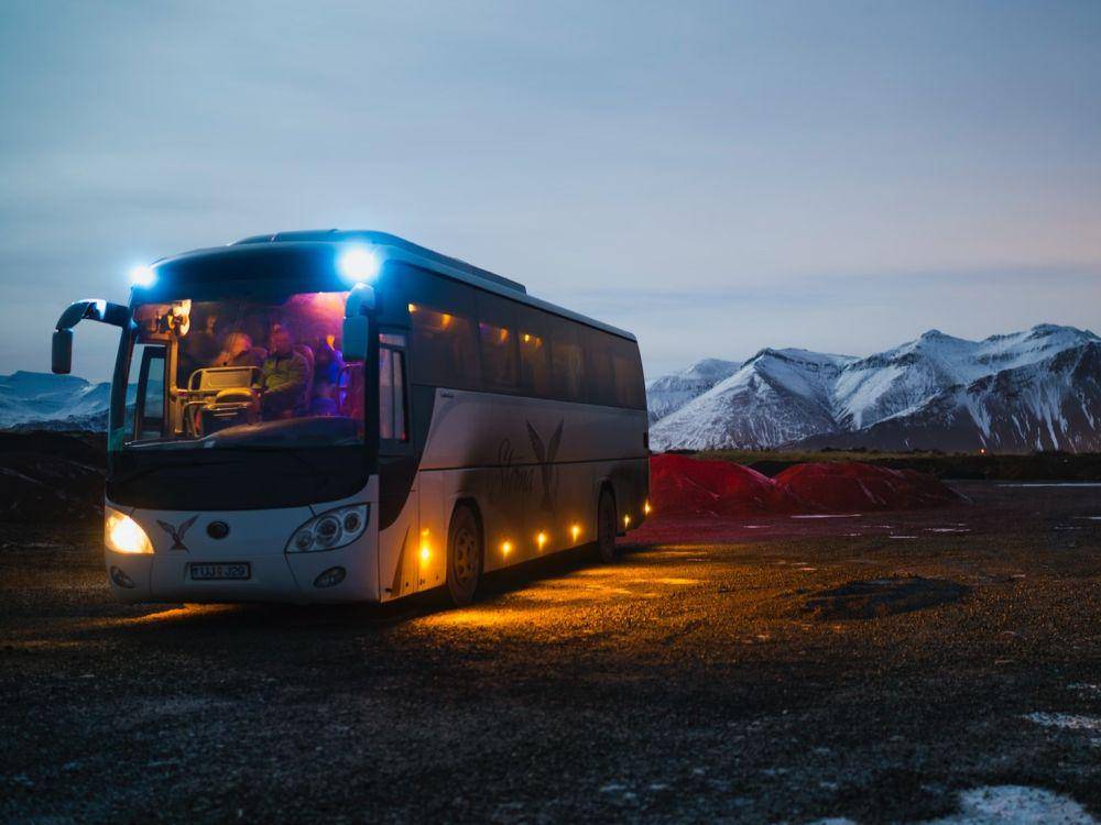 ilustrasi bus (unsplash.com/Juan Encalada)